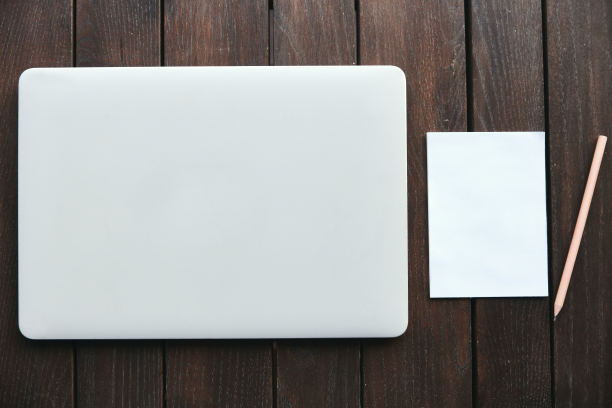 笔记本电脑、笔记本和铅笔放在木桌上图片下载