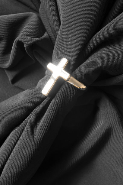 十字在皱巴巴的丝绸上图片下载