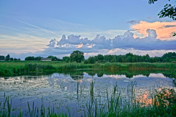 美丽的早晨风景与美丽的河流和湖泊。五彩缤纷的景色与令人惊叹的天空。设计图片图片下载