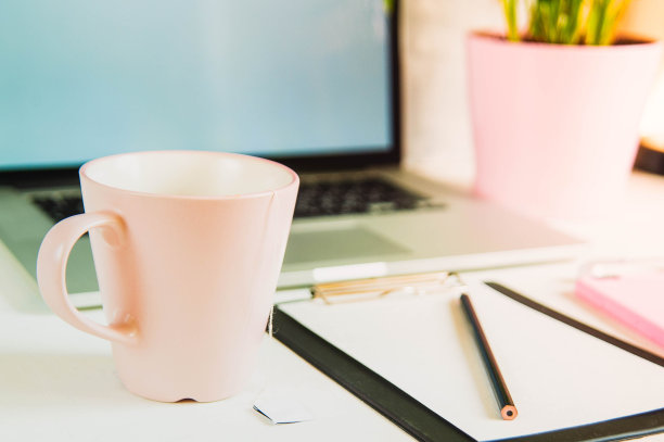 布局模板，笔记本电脑，带平板电脑的办公桌，智能手机和一杯茶。顶部视图与复制空间图片下载