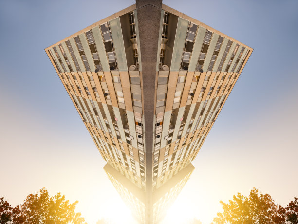 背光公寓大楼日落，飞船设计图片下载