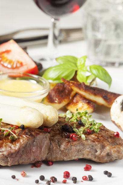 白芦笋配烤牛排图片下载