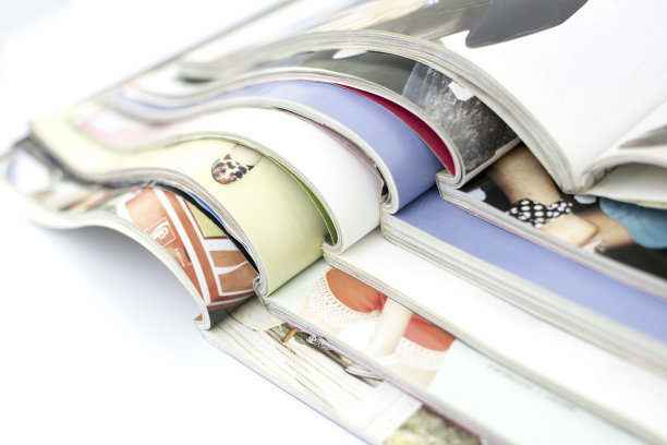 白色背景上的一堆杂志图片下载