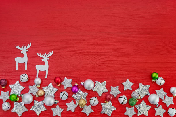 红色圣诞背景。红色木制背景上的圣诞装饰。俯视图，复制空间。图片下载