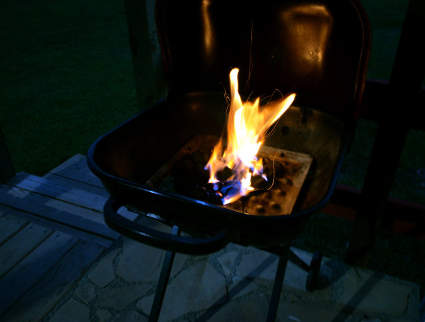 用燃烧的炭块烧烤图片下载