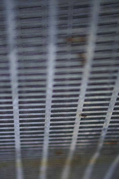 金属笼材质有不同的层次。钢板作背景。股票的照片。图片下载