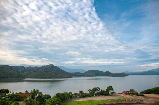 哥伦比亚湖多云的风景。图片下载