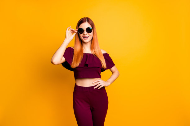 人少年，青年，现代服装的概念。工作室照片肖像pretty有吸引力的惊人的漂亮与牙齿笑容灿烂的女士调整玻璃隔离背景图片下载