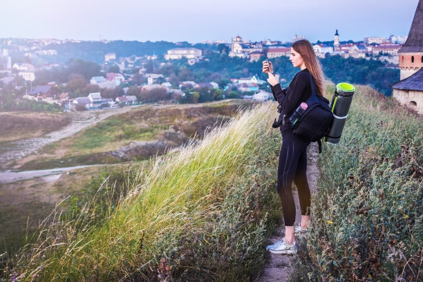 一个女孩正在高处拍城市的照片图片下载