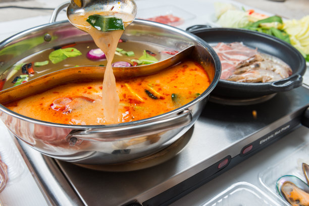 菜肴配以药草平底锅图片下载