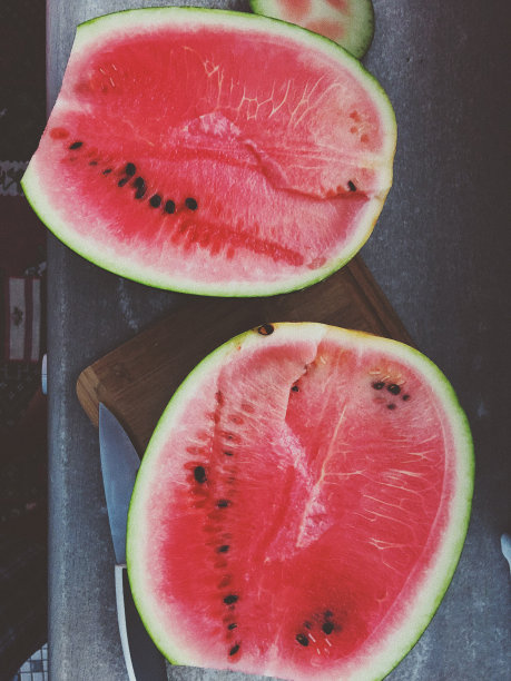 两半的西瓜图片下载
