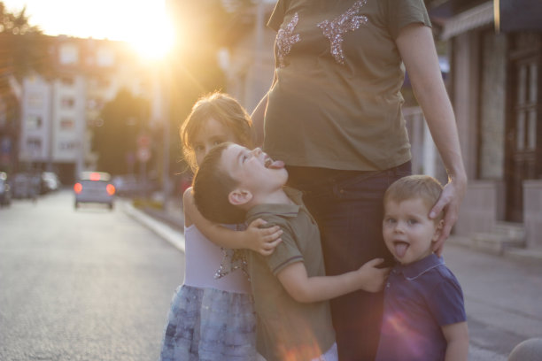顽皮的小小鬼图片下载