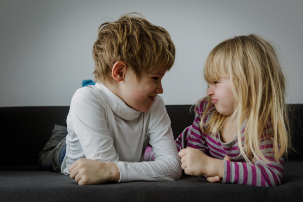 兄弟姐妹之间的竞争，争执，愤怒，分歧，压力图片下载