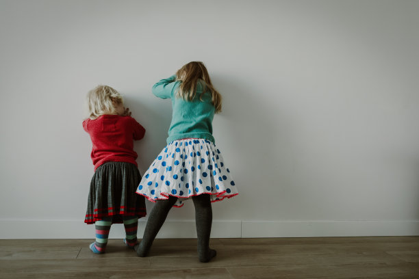 小女孩们靠墙站着图片下载