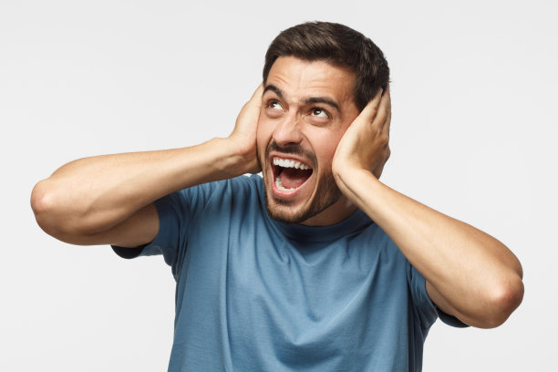 年轻的尖叫，愤怒的人大喊吵闹的邻居从上;受到噪音的压力，双手紧闭耳朵图片下载