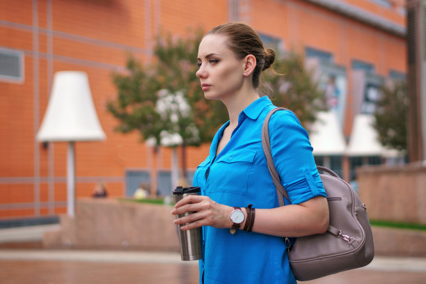 拿着一大杯咖啡的女孩图片下载