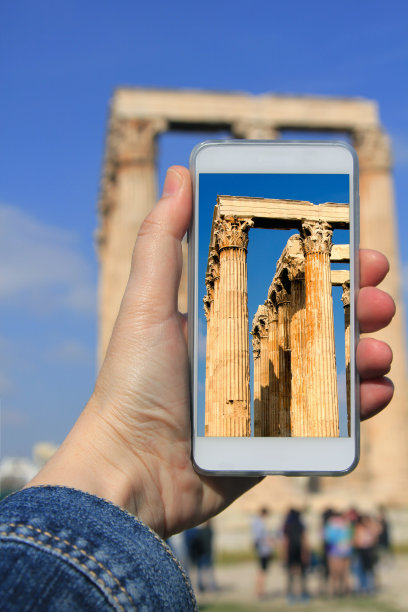 希腊雅典，奥林匹亚宙斯神庙的游客快照图片下载