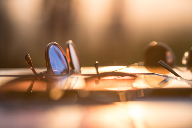 桌子上的杯子图片下载