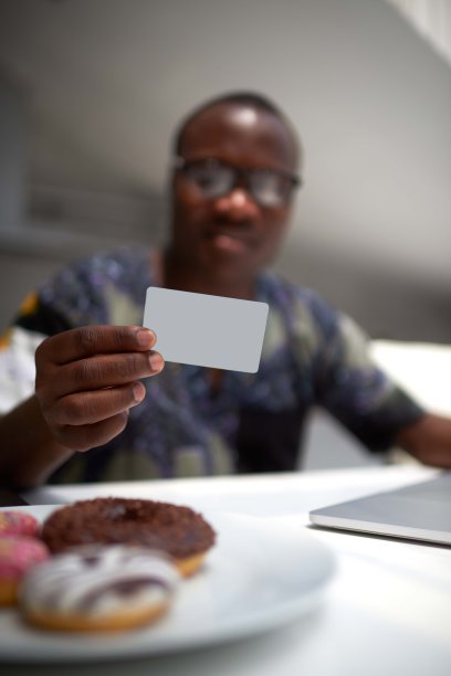 有信用卡的黑人图片下载