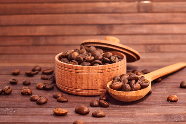 木质背景上的咖啡构图。木罐里的咖啡颗粒。木质表面上的格子咖啡豆。咖啡豆。图片下载