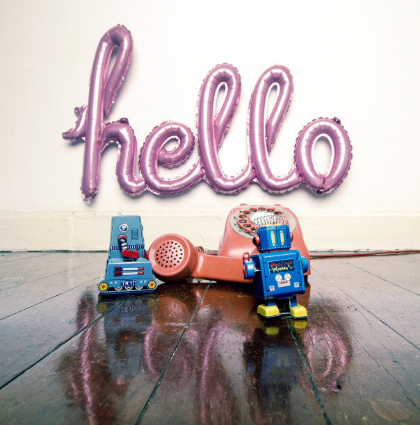一个“你好”气球和两个机器人在电话里用反射图片下载