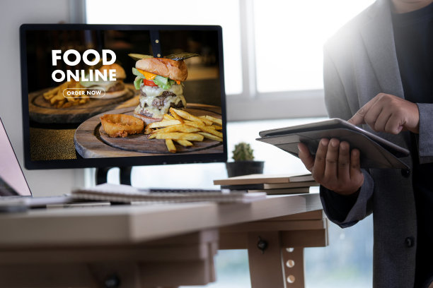 近距离女人在网上订购食物通过互联网概念订购食物图片下载