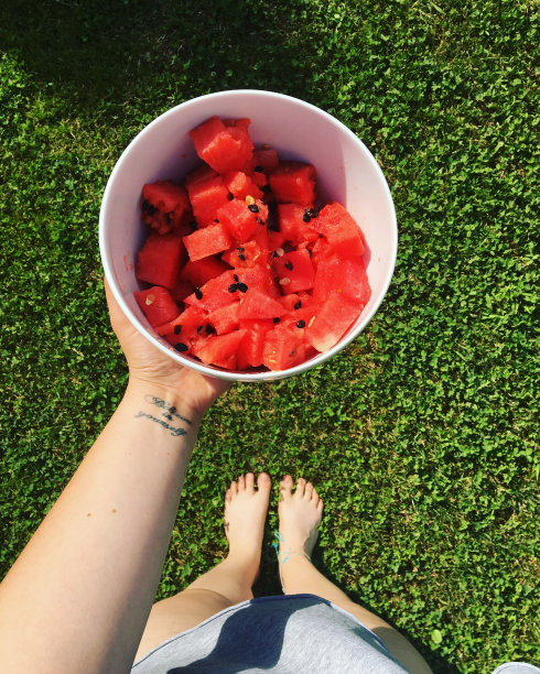 女人手里拿着一碗西瓜片图片下载