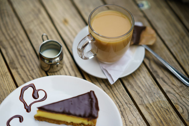 一块蛋糕，一杯加牛奶的英国茶图片下载