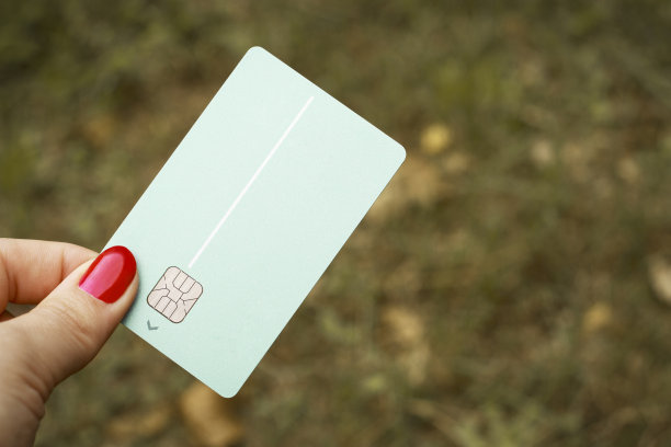 卡片在一个模糊的背景女性的手图片下载