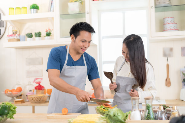 幸福的年轻夫妇在厨房一起做饭的肖像。情人爱好生活理念图片下载