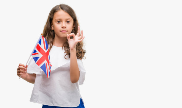 深色头发的西班牙女孩举着英国国旗用手指做ok手势，很好的象征图片下载