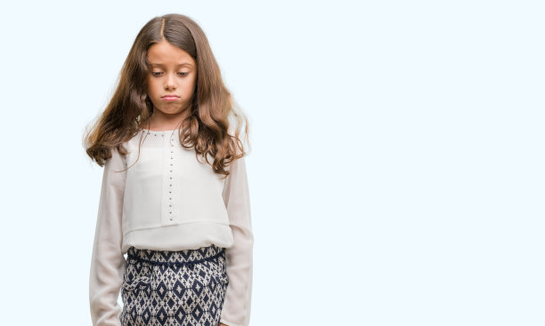 深色头发的西班牙女孩沮丧和担心的痛苦，哭愤怒和害怕。悲伤的表情。图片下载