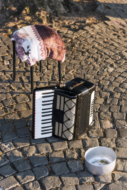 在瑞士的苏黎世，手风琴在铺石头图片下载
