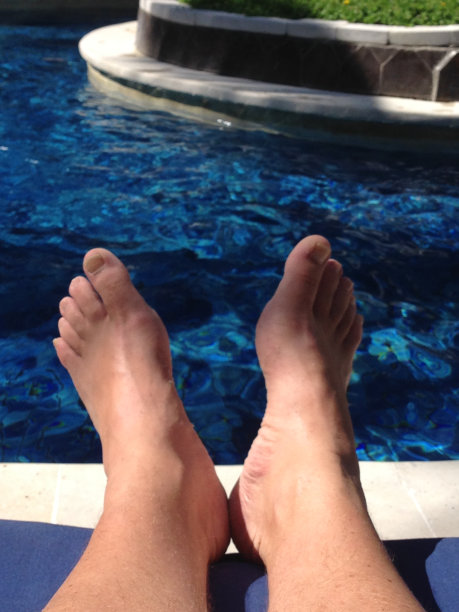 水池边的脚图片下载