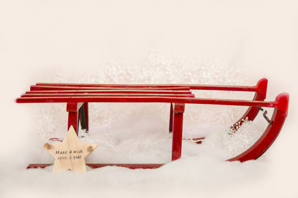 季节性的，圣诞节红色雪橇上有“在星星上许愿”的标志图片下载