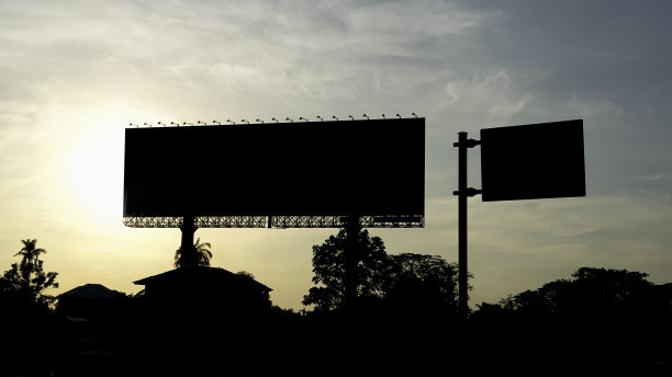 剪影空白的广告牌与天空在日落准备新的广告。图片下载