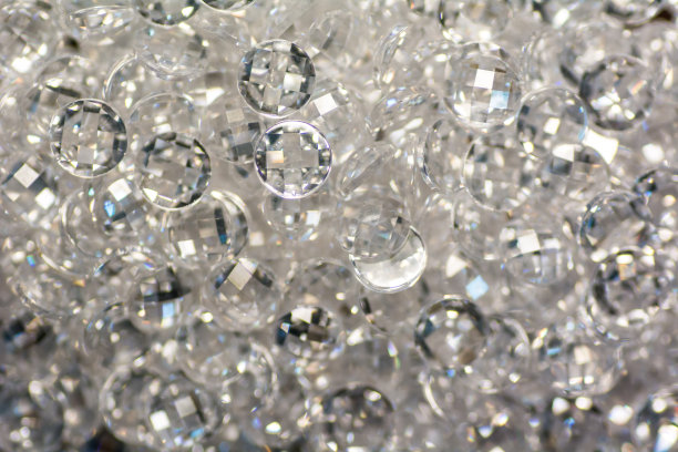 许多小的白色氧化锆宝石的特写。明亮奢华的背景。图片下载