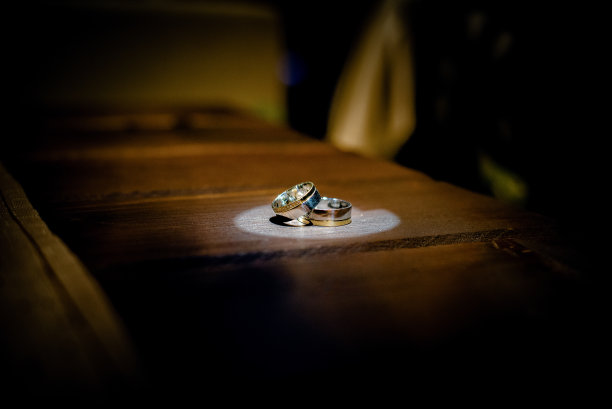 结婚戒指放在木桌上图片下载