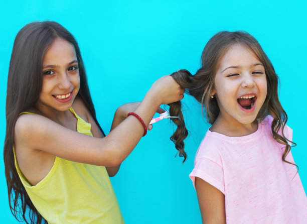 漂亮的小妹妹们有乐趣和做发型图片下载