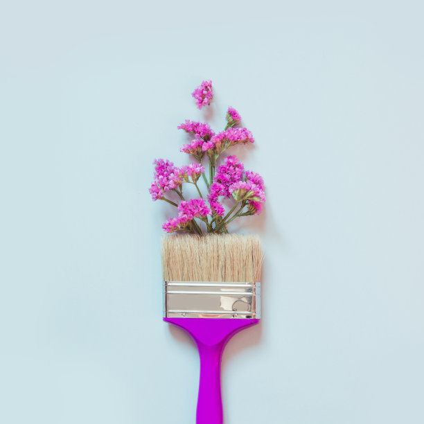 紫色和粉红色的秋天花和画笔在蓝色的背景。时尚抽象艺术。广场形象。图片下载