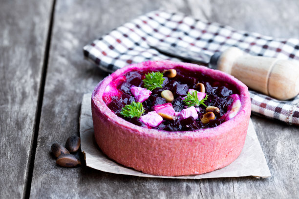 自制的香醋甜菜根和山羊奶酪乳蛋饼放在木桌上图片下载