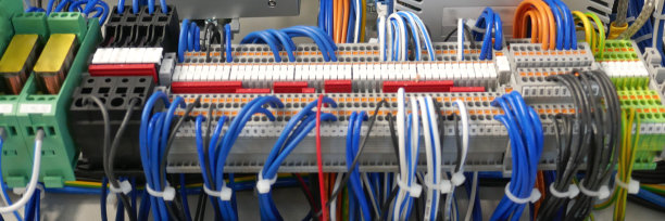 用于电子控制柜的新控制面板的一部分。图片下载