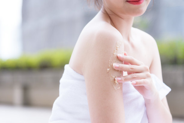 肖像美丽的亚洲人与近距离观看和近手按摩水疗沙龙。美容、健康、水疗、放松的理念。图片下载