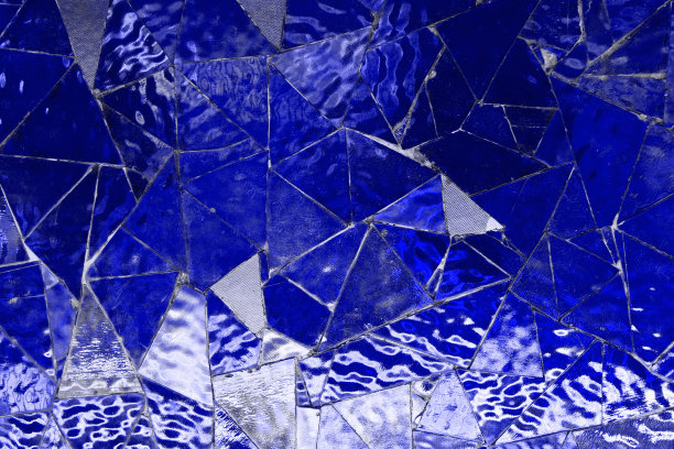 蓝色空白垃圾图案的镜子玻璃三角形马赛克，可以用作背景图案图片下载