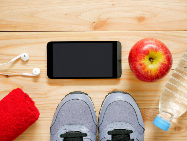 运动健身器材配红苹果图片下载