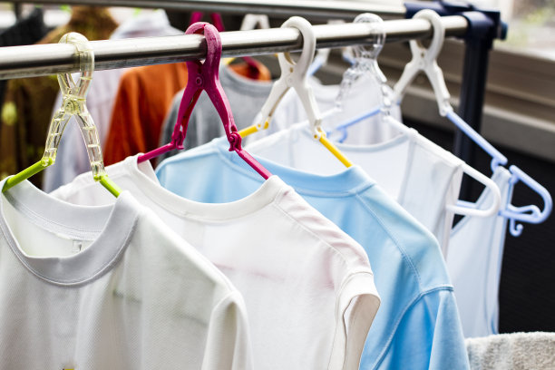 雨中洗衣图片下载