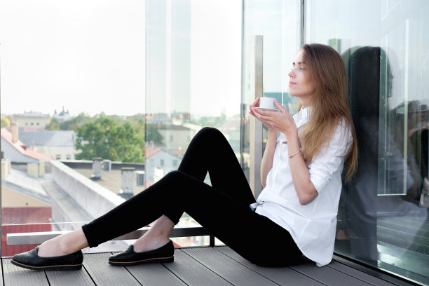 穿白衬衫喝咖啡的红发白人女孩图片下载