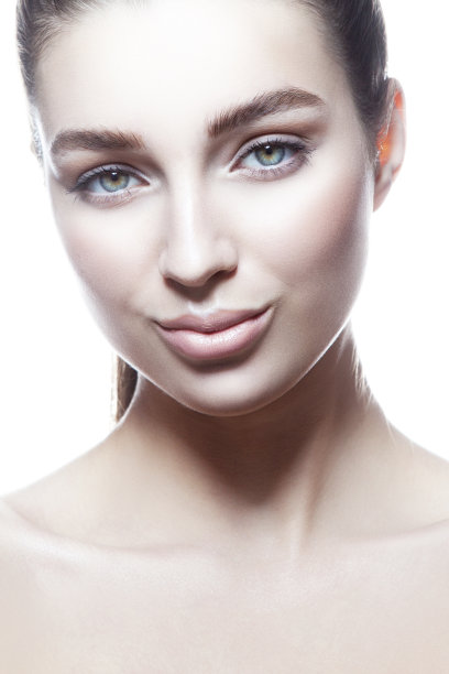 漂亮年轻的模特美女肖像特写与自然化妆，干净的皮肤，蓝色的眼睛图片下载