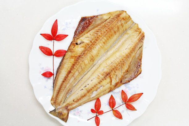日本料理烤鄂霍次克鲭鱼图片下载