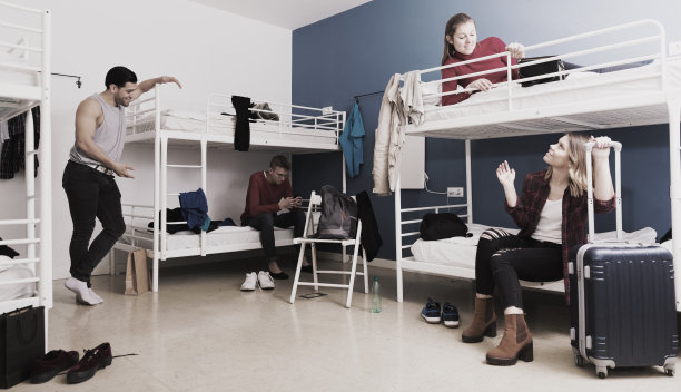 旅者在旅舍的卧室里交流图片下载
